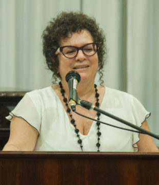 A professora Maria Rita de Assis Cézar abriu o evento. Foto: Nicole Schumacher