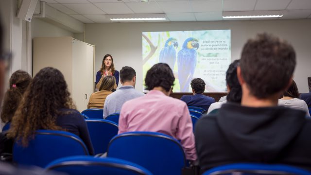Pesquisadora e jornalista Sabine Righetti apresentou panorama da ciência produzida no Brasil e a divulgação na mídia. Foto: André Filgueira/Sucom-UFPR