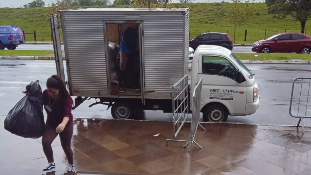 Central de Transportes da UFPR realiza entrega de donativos para vítimas das enchentes no Rio Grande do Sul