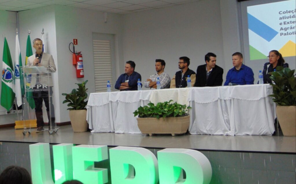 Lançamento dos livros (foto divulgação Setor Palotina)