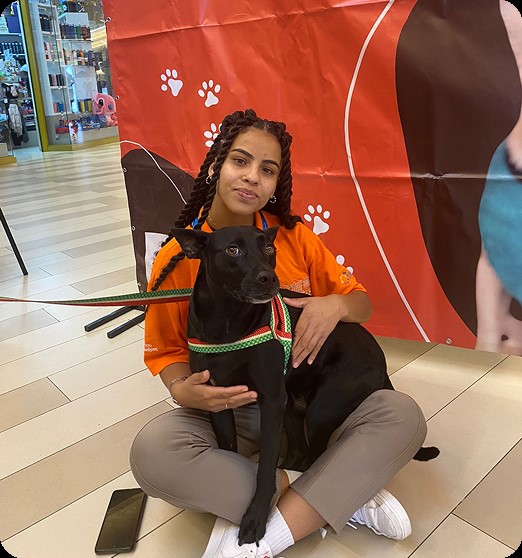 Maria Salina Silva e um dos animais abrigados (foto arquivo pesoal)