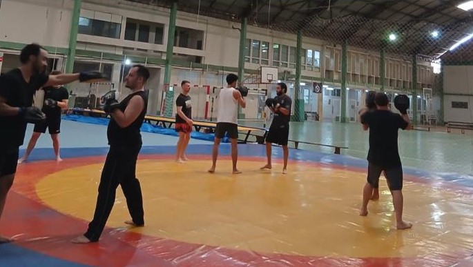 Aula de luta no projeto Napi Corpo em Movimento da UFPR