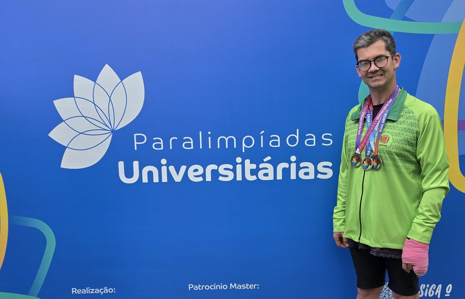 Leonardo com suas 3 medalhas de ouro (foto arquivo pessoal)